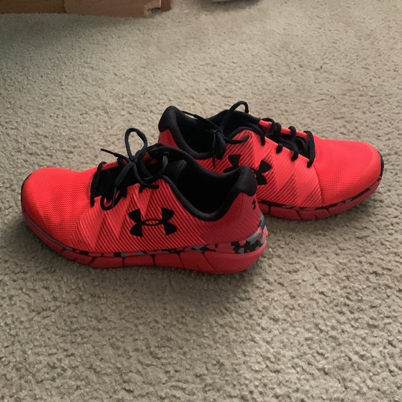 Bright-colored used running shoes. Great condition. Only worn 3 times - Picture 2 of 3